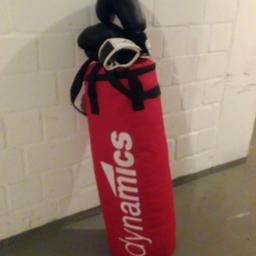 Roter Boxsack mit schwarze Boxhandschuhe
Gebraucht