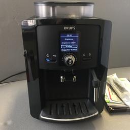 Ich biete hier ein Kaffeevollautomaten von Krups EA8038 in schwarz an. Sie verfügt über eine integrierte Kaffeemühle für Bohnen sowie auch eine Milchschaumdüse für leckeres Cappuccino oder Latte. Den Mahlgrad kann man manuell einstellen. 
Die Maschine wurde entkalkt und gereinigt. Es ist technisch einwandfrei und auch optisch in sehr gutem Zustand. Der Kaffeevollautomat ist ca 3 Jahre alt. NP: 340€