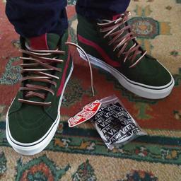 Limited Edition Sk8 Hi Reissue Kombu
(Suede) Green/Garne w/Leather lace - white vans lace alternative also included.
Size - UK4.5 EUR37 US7
Comes in original box/packaging
Only ever worn around house
Unwanted present that I'm only just getting around to selling.
RRP for these are €100 so grab yourself a bargain!
Will consider reasonable offers also, and is able to post. :)