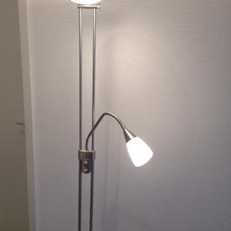 Die Lampe ist dimmbar. Strahlt schön an die Zimmerdecke und/oder mit dem extra Leuchtarm zusätzlich nach unten oder oben. Der ist verstellbar.