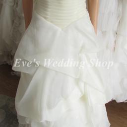 Gorgeous wedding dress with sequins,ruffles.
Closure is on zip.
It's size uk 8/10.measurements are 90/80/free cm.