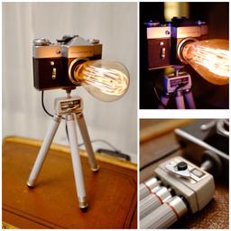 Zum Angebot steht eine wunderschöne Kameralampe aus einer alten Zenit (Revueflex) Spiegelreflexkamera.

Sie steht auf einem alten ausziehbaren Stativ und ist bestückt mit einer dimmbaren Vintage Edison Glühbirne (Filament) in Tropfenform sowie einem Netzkabel mit ein/Aus-Schalter und stufenlosem Dimmer!

Im Preis enthalten ist die komplette Lampe wie abgebildet inkl.:

- Kamera
- Stativ
- Edison-Glühbirne
- Kabel mit Schalter und stufenlosem Dimmer.

Perfektes Geschenk an Fotoenthusiasten ;-)