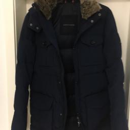 Verkaufe eine gebrauchte Thommy Hilfiger (Kapuzenjacke abnehmbar) Jacke in Größe L es ist noch in einem Superzustand. Neupreis 200€