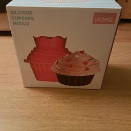 BRAND NEW, Unused Giant Cupcake mould. RRP £6.00. Selling for £3.50

Would make a Lovely Christmas present. 

Selling as it was an unwanted gift. 

Small creases on edge of box due to Storage. 

From a smoke free home.

 Buyer must collect from Dartford