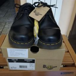 Vendo scarpe Dr. Martens di colore nero con ricambio lacci gialli numero 38 pari al nuovo a 85 euro