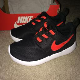 Lovely Genuine toddlers nike roshes in black and white with red detailing, size 9.5 uk (eur 27) brand new, never worn and boxed, great xmas present. £15 no offers.

absolute bargain!!!