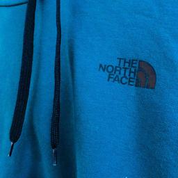 Vendo causa inutilizzo, felpa blu della “The North Face”, cappuccio con logo stampato. Taglia XL, ma non veste troppo larga. Condizioni 9/10.