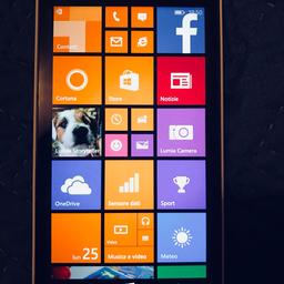 Vendo Microsoft Lumia 640 LTE bianco, solo telefono e caricatore. Senza scatola e senza cuffie. Condizioni 7/10, bordo alto sinistro rovinato, piccoli segni sullo schermo.