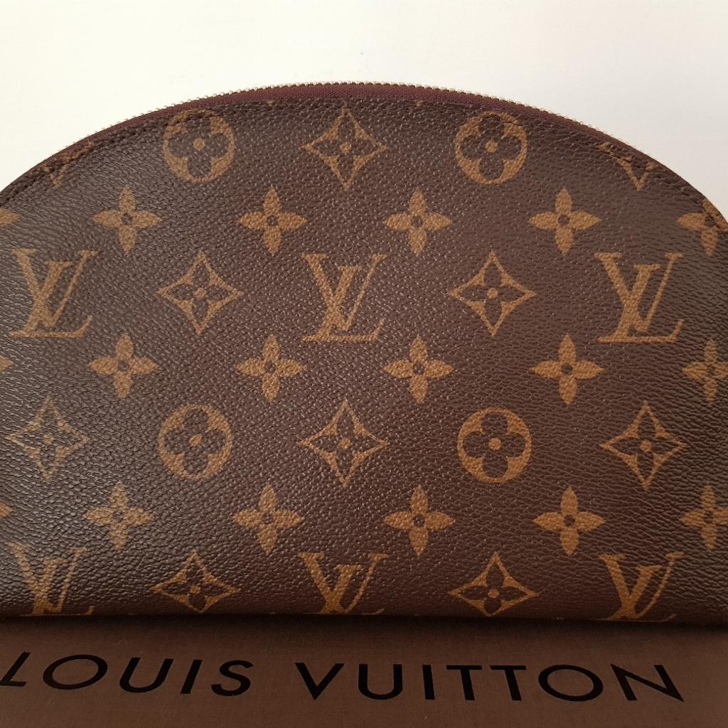 don't miss this deal 🤩 ❌SOLD❌ Louis Vuitton Mallory pochette available  now! link in bio to shop now ✨ • free certificate of authenticity…
