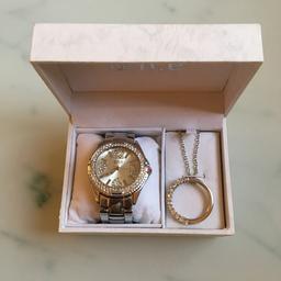 Säljer en oanvänd klocka och halsband
Silverfärgad med stenar runt uret.