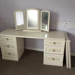 White dressing table in good condition, 6 drawers and triple mirrors. Hygena QC3