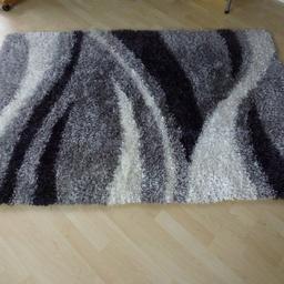 Teppich ist in sehr gutem Zustand.
Größe 180x120 cm