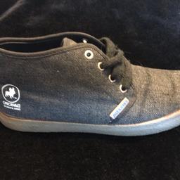 Men's Jack & Jones high tops in grey

Size 7

In excellent condition as only used a handful of times 

From a non smoking household 

Collection from Folkestone or Hythe