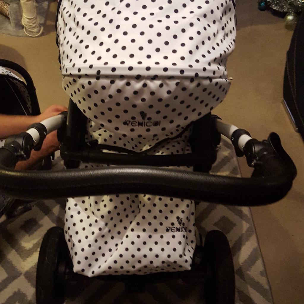 Venicci polka dot store pram