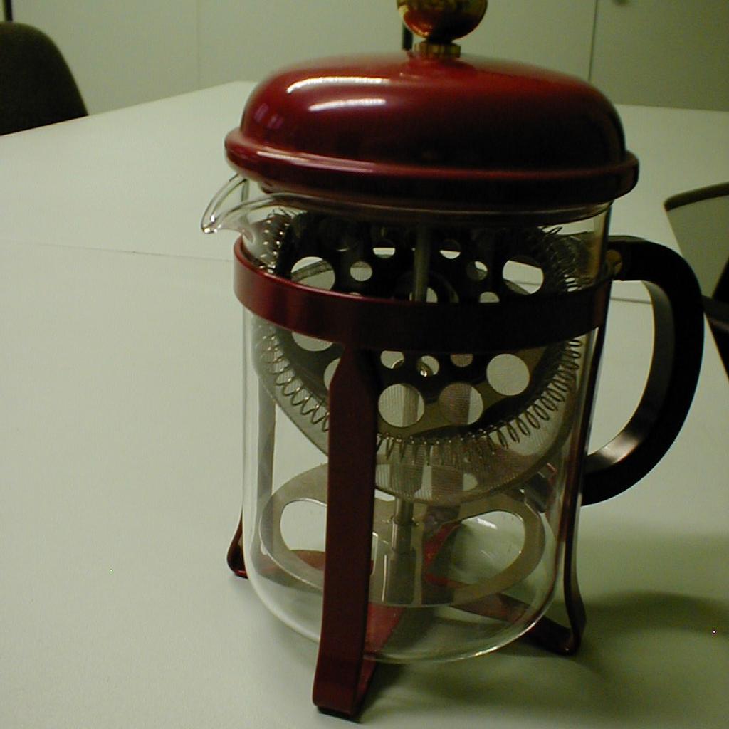 Originale caffettiera francese da 4 tazze nuova mai usata.
Il bicchiere di vetro è resistente al calore e il filtro è in acciaio inossidabile