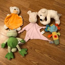 Diverse Spielsachen für Babys
Der grüne Frosch ist eine Spieluhr 
Der kleine Elefant zum Greifen quietscht beim Drücken
Der Eisbär kann umarmen.