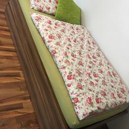 Wunderschönes 200x90 Bett von Rudolf-Möbel in einem top Zustand! Ausziehbare Schublade untendrunter, die man als zweites Bett nutzen kann.