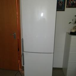Wir verkaufen diesen Kühlschrank mit Gefrierfach von Bauchknecht ca 2 m groß und den Backofen (wenn man oben aufklappt sind darauf 4 Kochplatten) für zusammen 200€ VB.