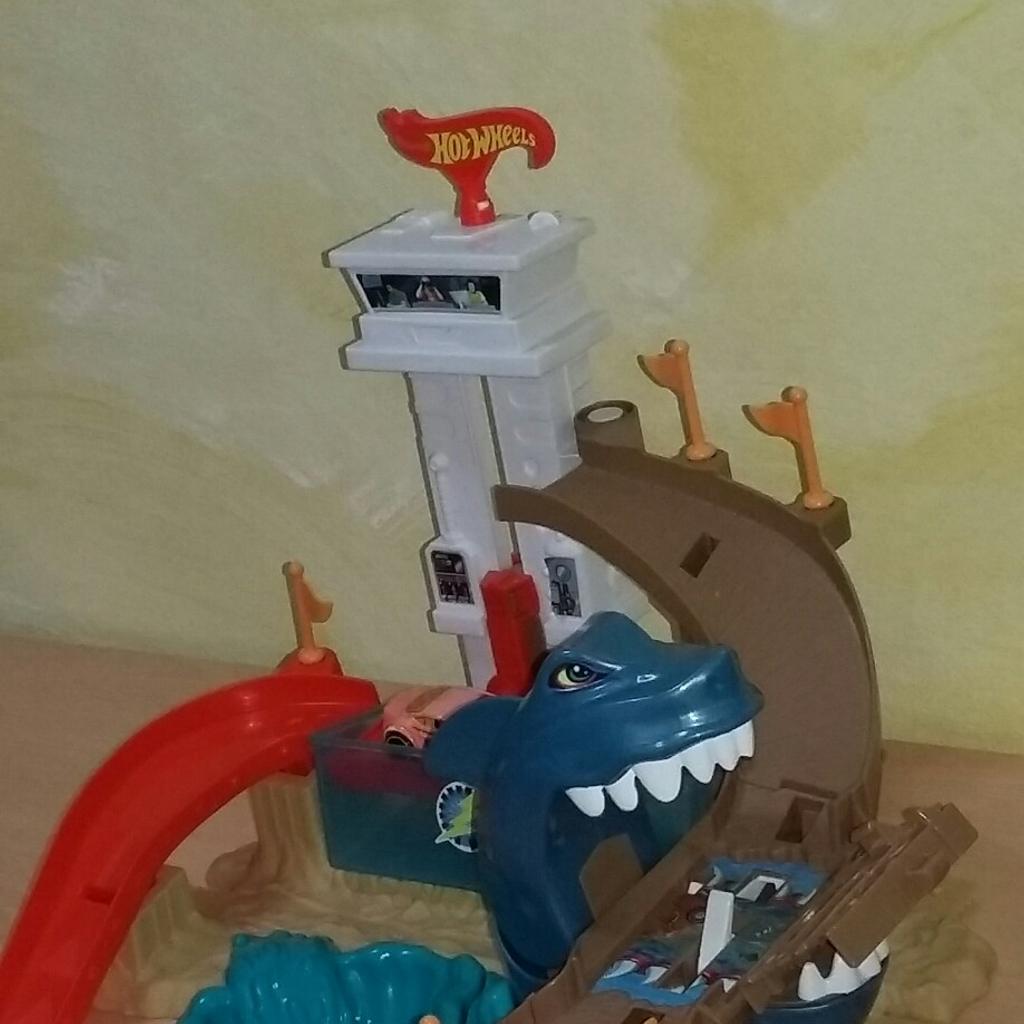 Hot Wheels Pista Squalo Scontri In Spiaggia - Con Macchinina, Lanciatore Rotante, Salti Acrobatici, Per Bambini 4+ Anni
