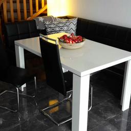 Tischabmessung: 
Breite 140 cm
Tiefe 95 cm
Höhe 77 cm
Tisch hat leichte Macken, kann aber mit weißer Farbe überdeckt werden.
Stühle verschenken wir zur Essecke.