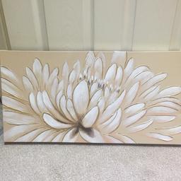 Beige wall canvas with a flower print 
Measurements: 
Length - 70cm
Height - 35cm