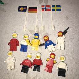 Lego från 80 -talet, på bilden kan man se fram sidan på alla grejer och baksidan på alla. 10 lego gubbar och fyra flaggor