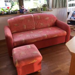 Wir verschenken unsere kleine Couch (mit stauraum) inkl. Hocker.  L 1,80cm B 0,85cm
Selbst Abholung in Schwarzach