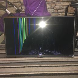 As can see screen broke son throw this x.box pad at it don’t no if it can be fixed but if anyone knows how to fix it your welcome to it no stand cause it was in wall still got bracket on back and can not find remote