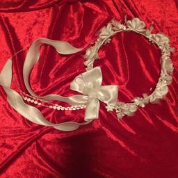Ein Kopfkranz für die Kommunion mit weißen Blumen und Perlen geschmückt. Hat hinten dran weiße Schleifen ca. 15 - 20 cm. Guter Zustand und nur einmal getragen. VB