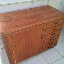 Sewing machine incased in a hydraulic oak coloured unit, with 5 drawers and opening door which houses cottons etc.
Top opening for more storage, and moveable castors.
Rough measurements are ;
Depth 19”
Width 40”
Height 31”
All haberdashery included, buyer to collect.