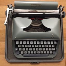 Ich verkaufe eine unbenutzte Schreibmaschine der Firma Torpedo inklusive Koffer und Schlüssel.
Die Schreibmaschine befindet sich in einem Top Zustand.
Versand möglich