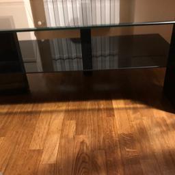 Tavolino in vetro con base nera... bello ed elegante , comprato ad ottobre 2017.
Praticamente nuovo.
Vendo per cambio arredamento