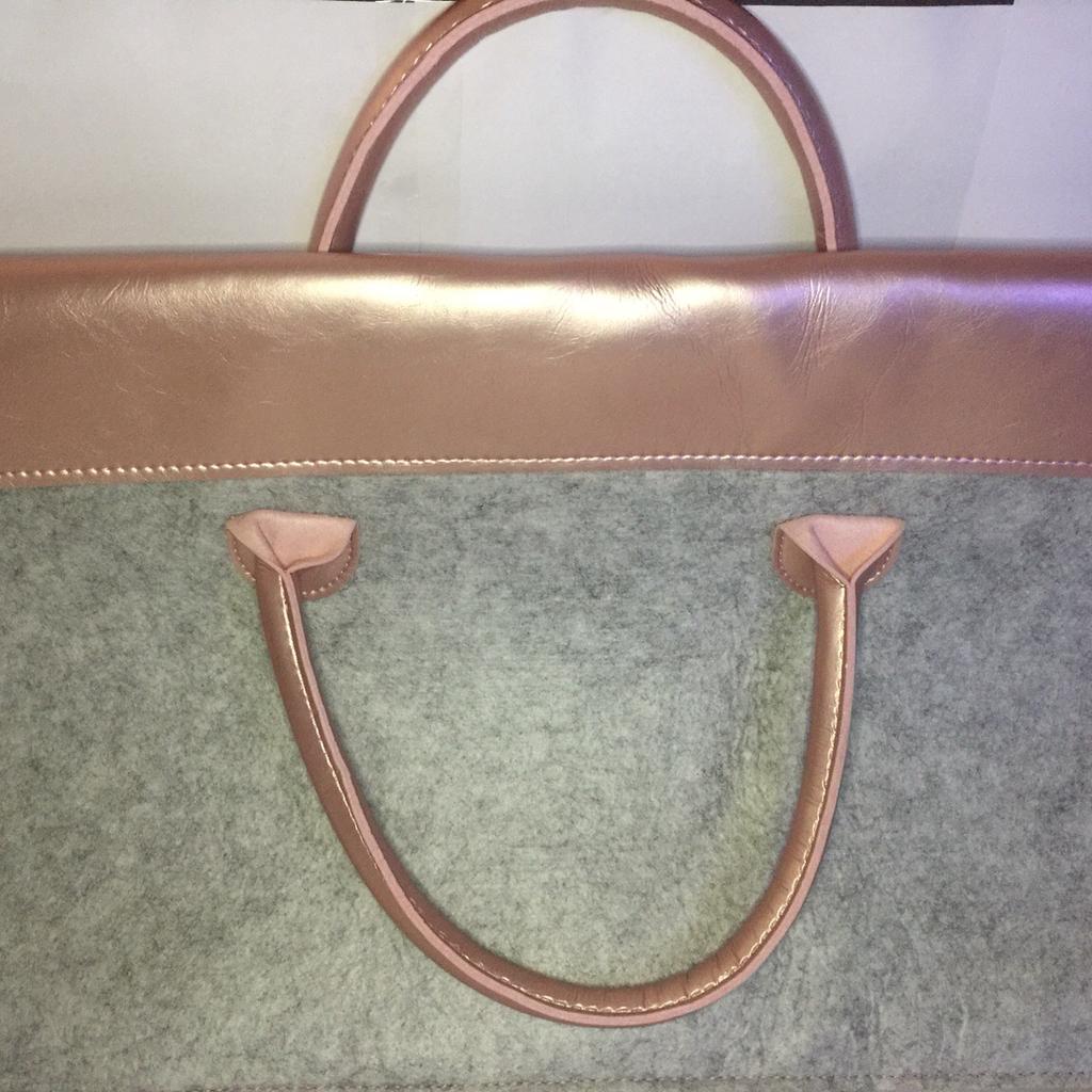 Grey & Rose Gold Laptop Bag in B67 Sandwell für £ 5,00 zum Verkauf