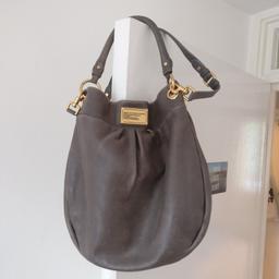 Beautiful Marc Jacobs leather bag! This bag is a great fit for everyday, dark grey / slate colour, soft and sturdy leather. Shoulder strap plus additional longer strap. Always worn gentle and well taken care, but a few small marks, signs of wear visible. Used, but in good condition. 100% authentic.