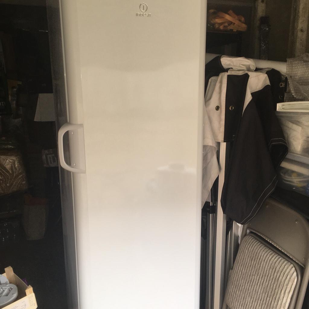 Indesit Twin light upright larder fridge in GU1 Guildford für £ 65,00