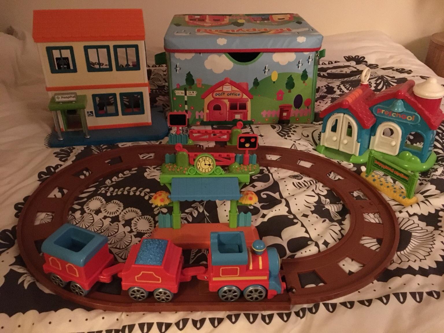 Set de jeu d'éveil Happyland Village | Shopping