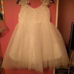 Beautiful white dress age 3 years bnwt.
I brought this dress for my daughter for my wedding but it unfortunately doesn’t fit her anymore. Never been worn but has been tried on, will need a clean as it’s been in storage for a while.
Brought from China for £20 
Can view first, collection from kingshurst (will post for additional cost)