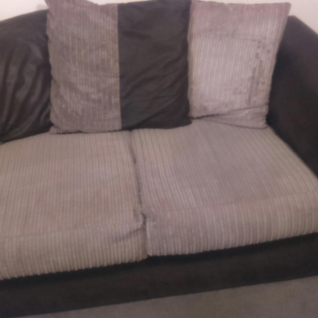 Two X2 sofas in Wakefield für gratis zum Verkauf Shpock DE