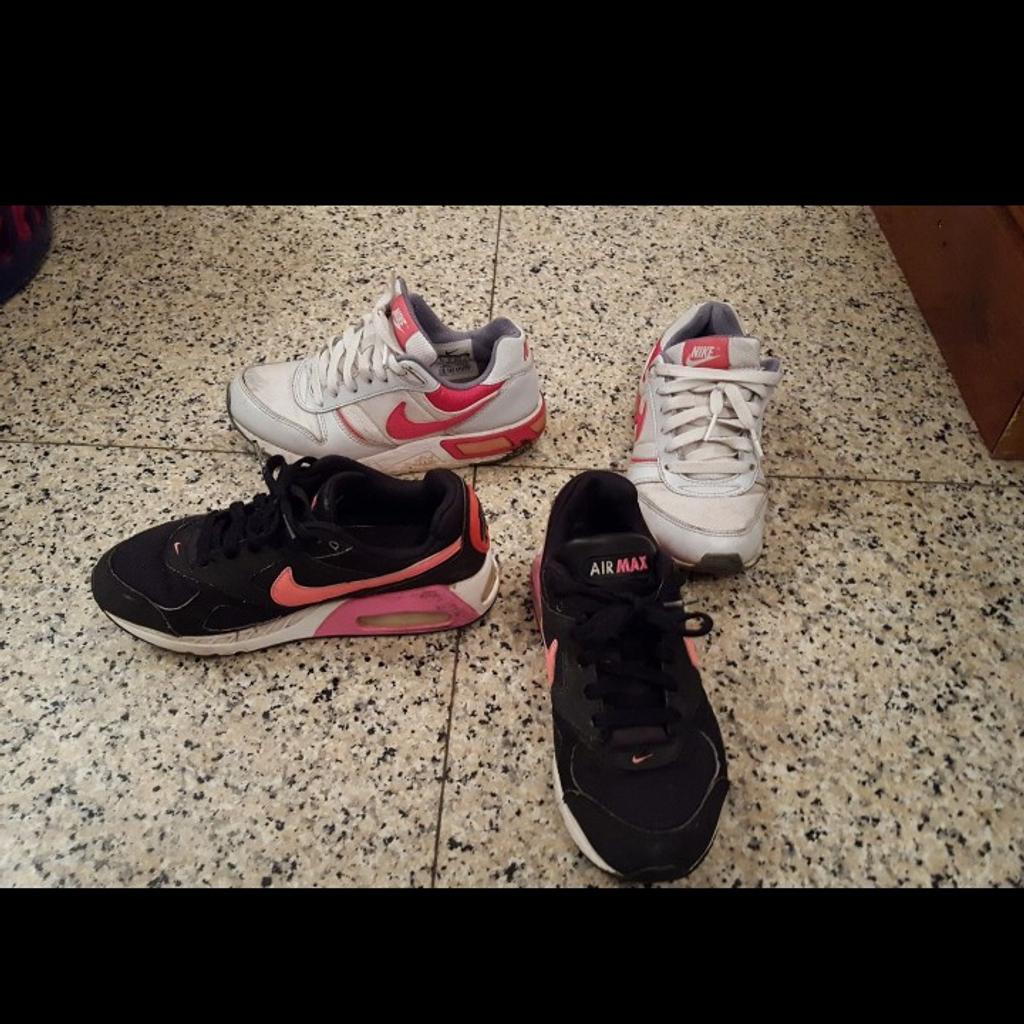 black nike trainers size 9