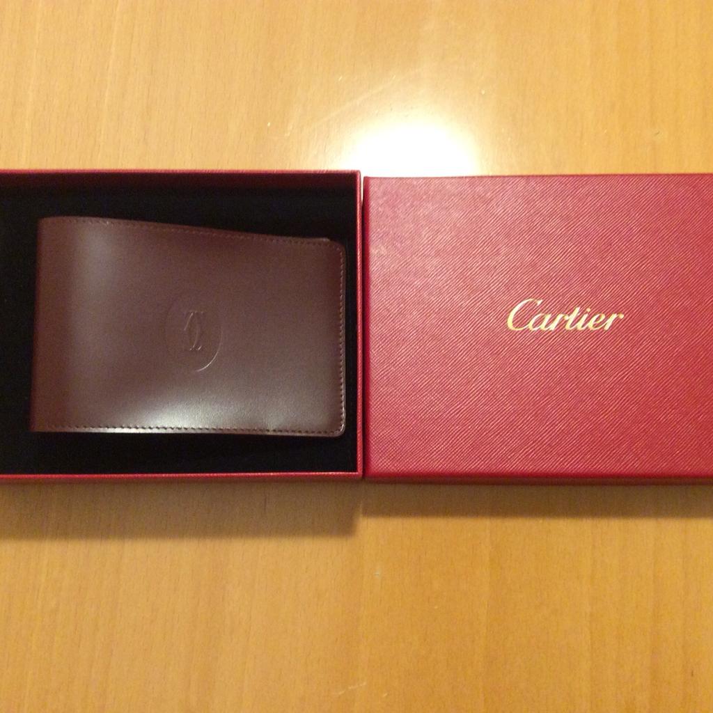 Porta assegni originale Cartier. Nuovo con confezione originale e certificato Cartier.
Consegna a Milano