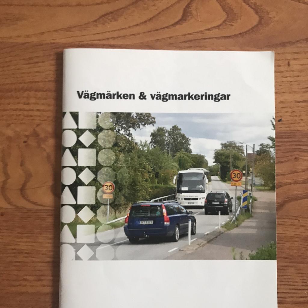Körkortsboken och Vägmärken in 18752 Vallatorp für SEK 260,00 zum