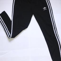 schwarze originale Adidas Trainerhosen mit Detail (mittlerer Streifen vorne am Bein). Grösse 38. Sehr gut erhalten, selten getragen.
(Originalpreis 70.-)