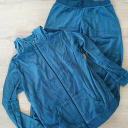 Größe L (44/46)
Blau, flauschiger Stoff
Kaum getragen, neuwertig