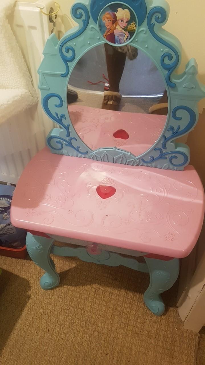 Frozen Vanity table with Sounds in SW2 Lambeth für 10,00 £ zum Verkauf