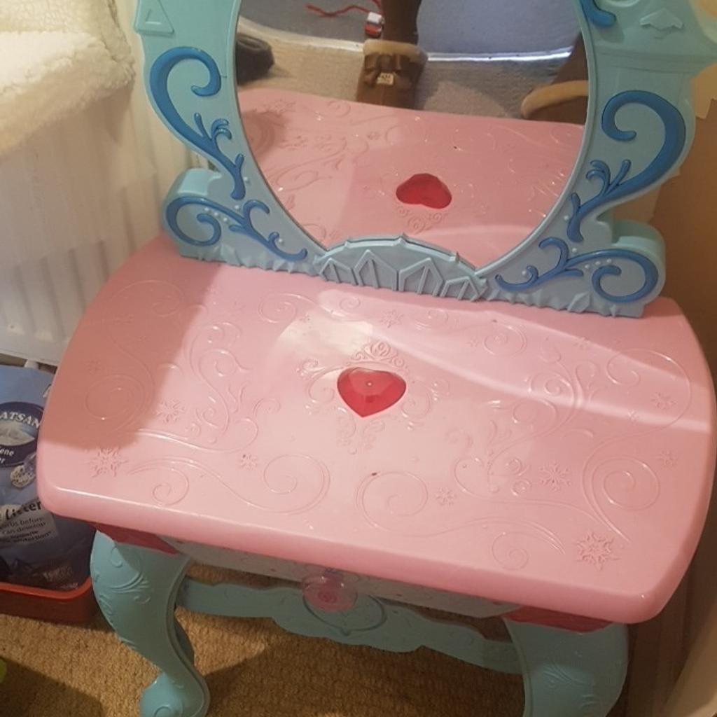 Frozen Vanity table with Sounds in SW2 Lambeth für 10,00 £ zum Verkauf