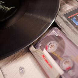 Neben diversen Audiodienstleistungen bietet das Tonstudio auch Digitalisierungen verschiedener analoger Medien für Sie an.
 Ob Musikkasetten, Schallplatten, DV oder VHS, gerne sichere ich Ihre wertvollsten Schätze und Erinnerungen (Hochzeitsfilme, Urlaubsvideos, Fotos,...) auf CD, Blu Ray oder auf externen Datenträgern, damit Sie auch in Zukunft viel Freude daran haben werden!
 Genaue Infos finden Sie unter