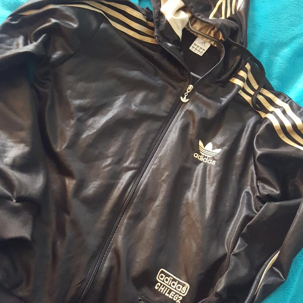 Adidas chile 62 2024 jacke schwarz gold