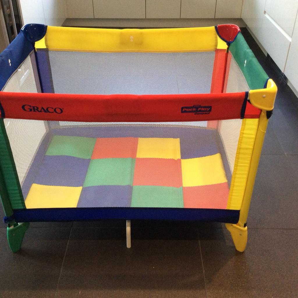 Graco travel cot outlet colourful