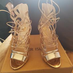 LADIES HIGH HEELS FASHION SHOES BY RIVER ISLAND.
UK SIZE 5 BRAND NEW NEVER WORN ONLY TRIED ON.
PAID £60.00
BARGAIN PRICE FOR A NEW PAIR OF SHOES
CHECKOUT MY OTHER ITEMS