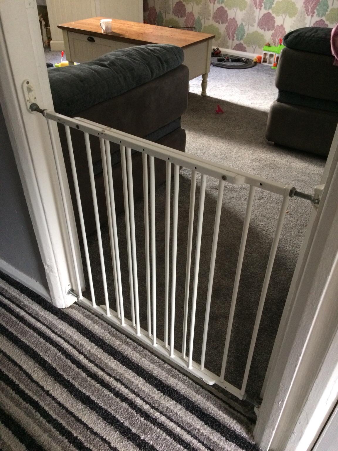 2 Extendable safety gates in BD13 Bradford für 15,00 £ zum Verkauf